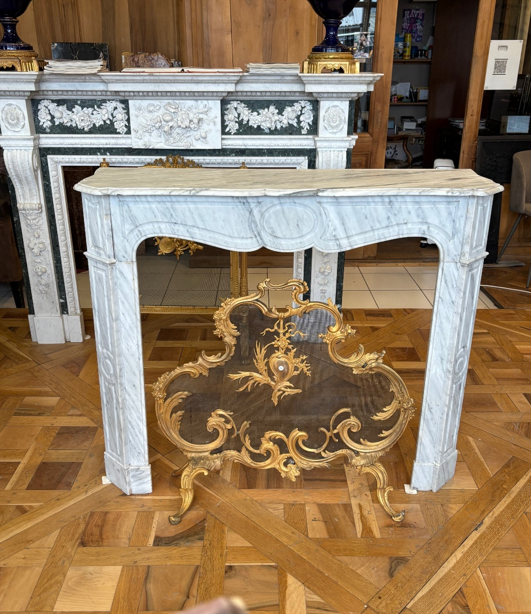 Pretty Pair Of Small Antique Pompadour Style Flat Fireplaces In Carrara Marble From The Late 19th Century