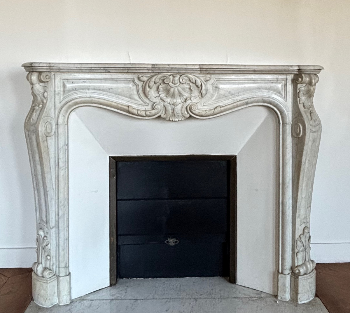 cheminée ancienne de style Louis XV réalisée en marbre blanc de carrare fin du XIXeme siècle 