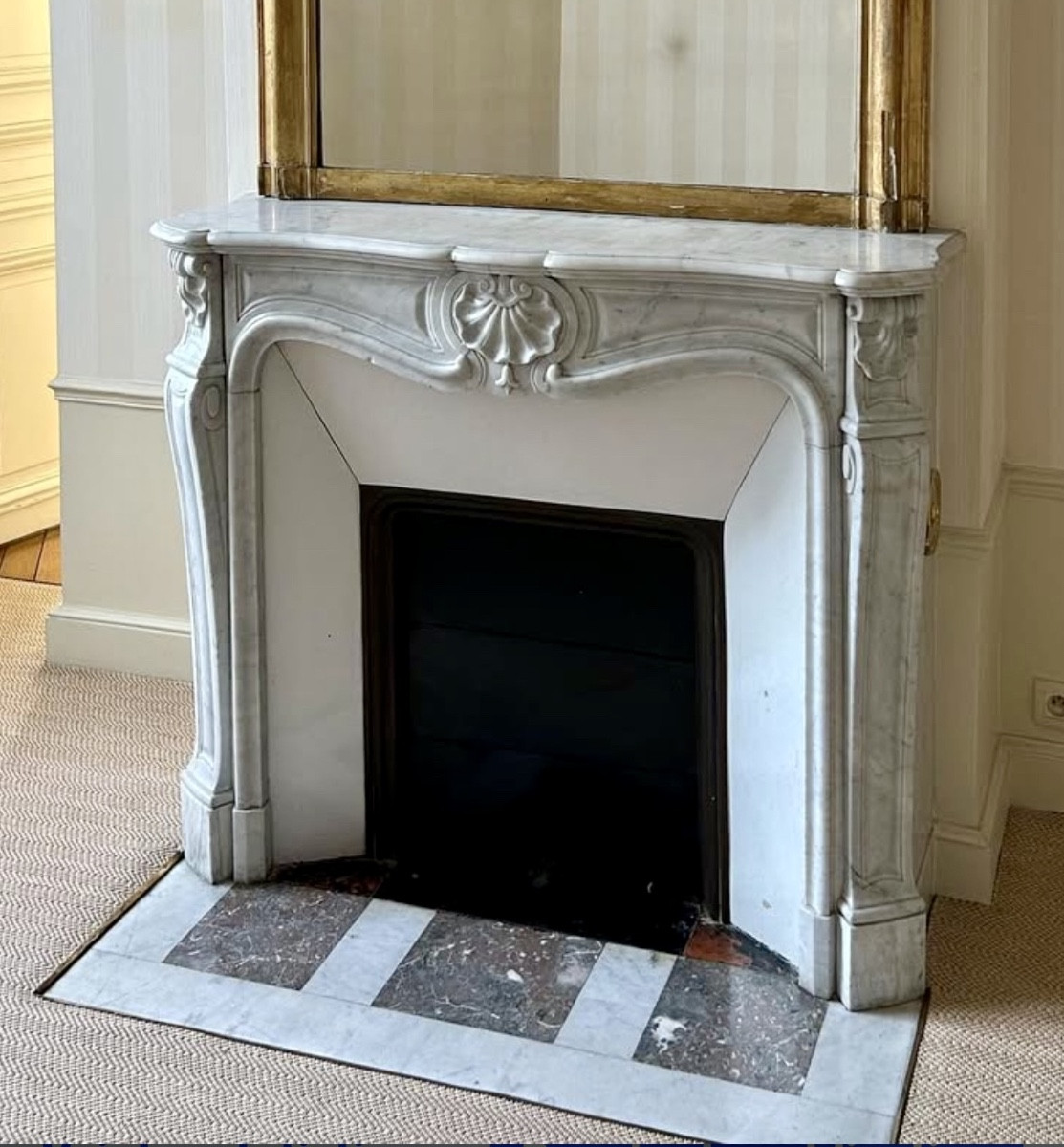 Cheminée ancienne de style Louis XV réalisée en marbre Carrare blanc fin XIXeme siècle 