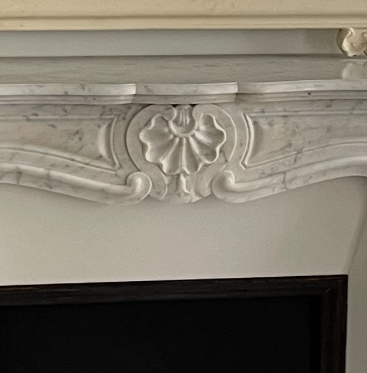 Cheminée ancienne de style Louis XV en marbre Carrare datant de la fin du XIXeme siècle -photo-3