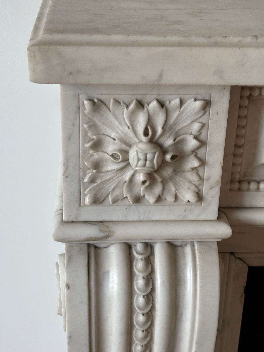 Cheminée ancienne de style Louis XVI réalisée en marbre Blanc datant de la fin du XIXeme siecle-photo-4