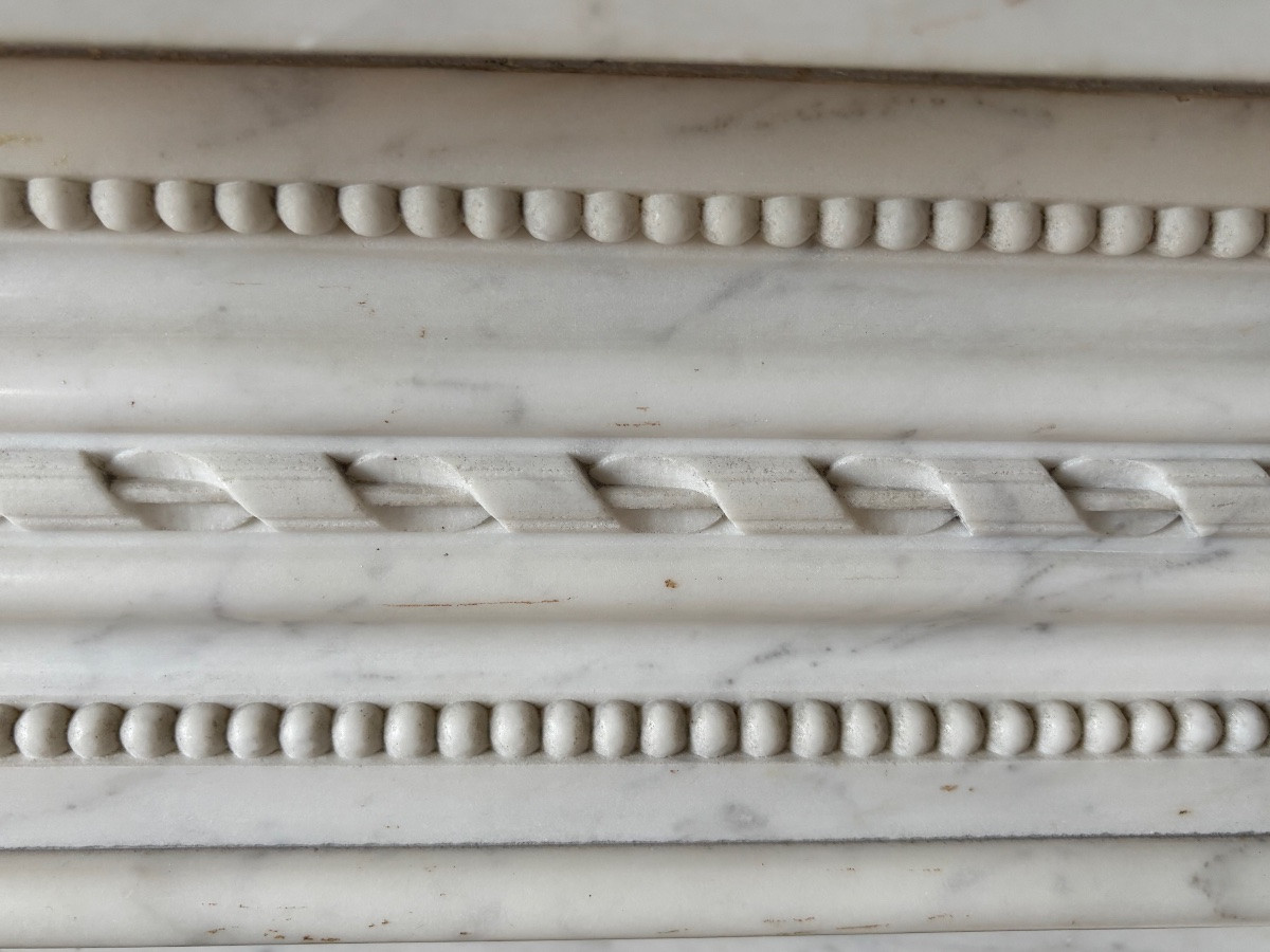 Cheminée ancienne de style Louis XVI réalisée en marbre Blanc datant de la fin du XIXeme siecle-photo-1