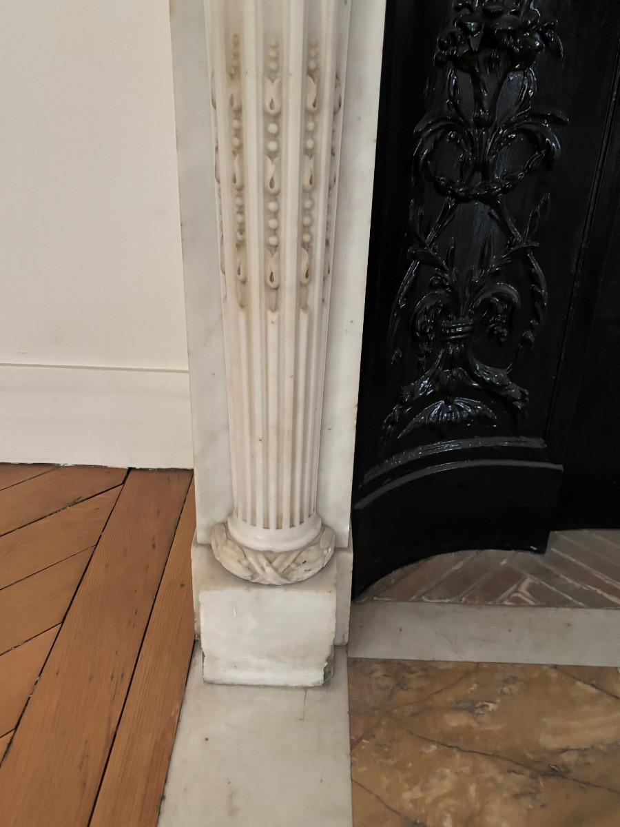Cheminée ancienne de style Louis XVI réalisée en marbre blanc statuaire datant du XIXeme siècle-photo-4
