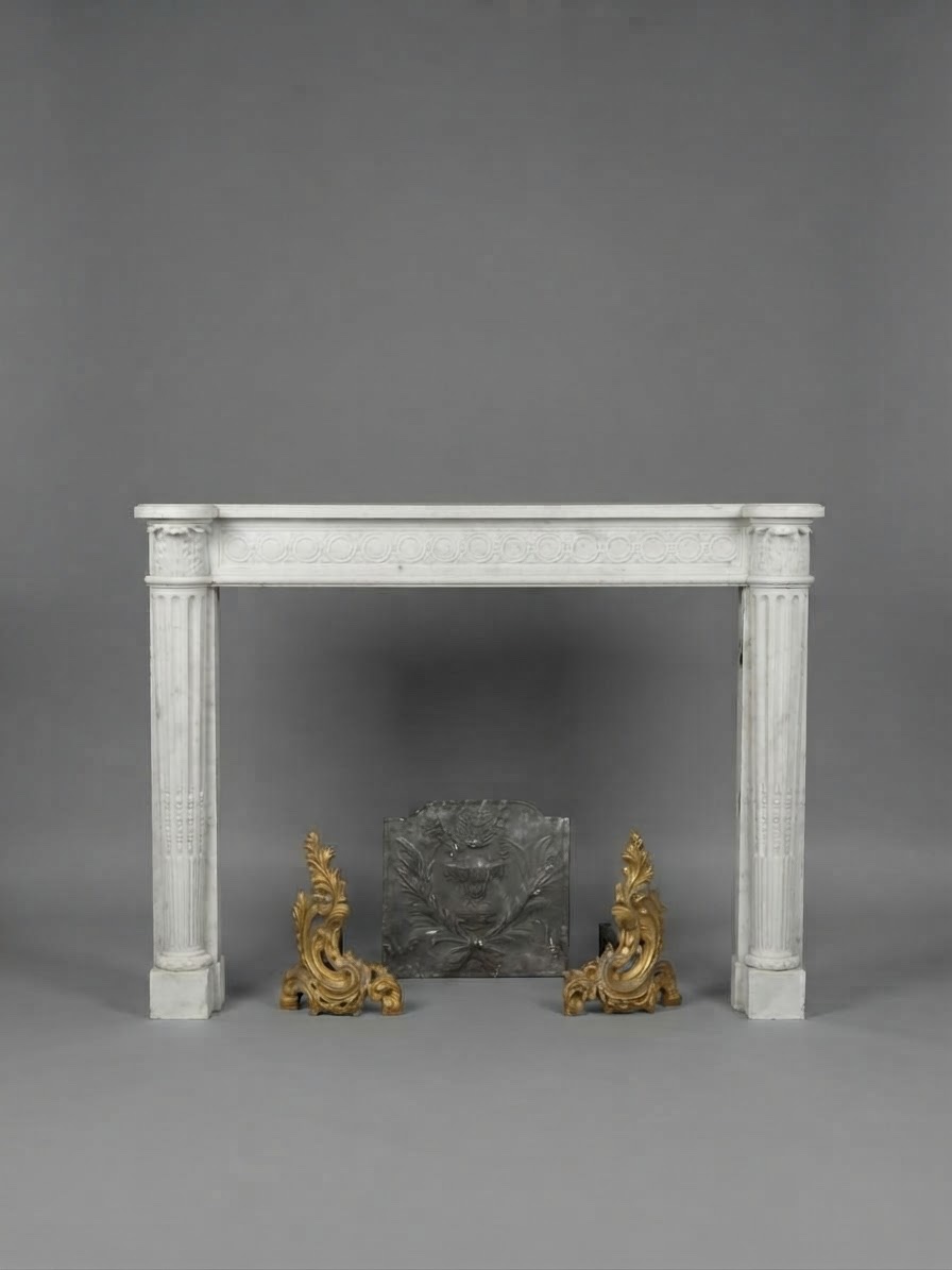 Cheminée ancienne de style Louis XVI réalisée en marbre blanc statuaire datant du XIXeme siècle
