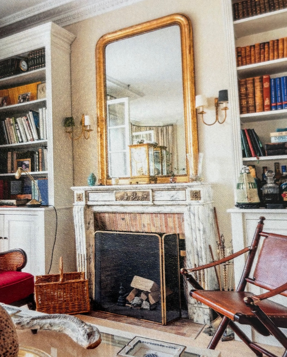 Cheminée ancienne de style Louis XVI à décor de bronzes réalisée en marbre Arabescato XIXeme