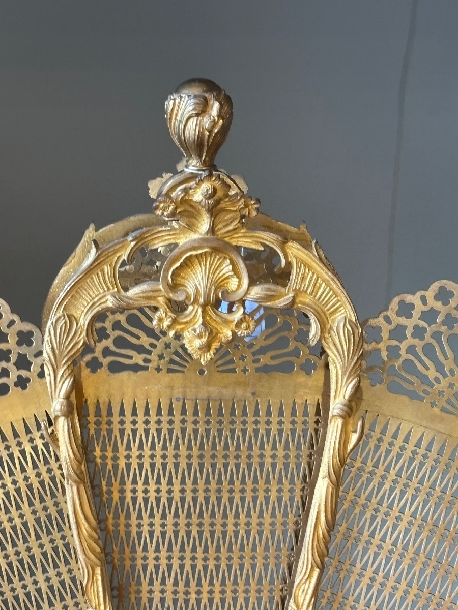 Pare feu éventail en bronze doré de style Louis XV datant de la fin du XIXeme siècle -photo-2