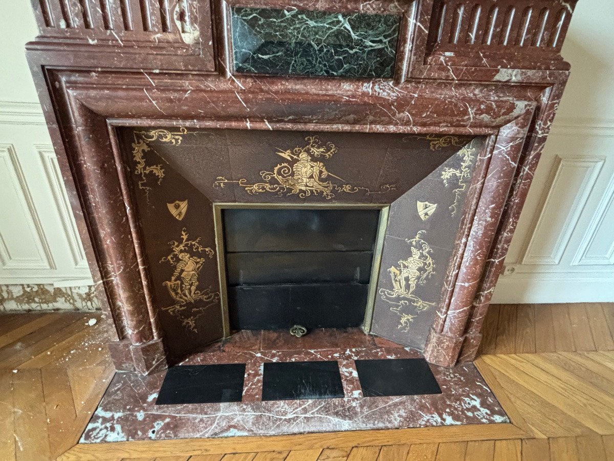 Cheminée ancienne de style Louis XIII à hôte réalisée en marbre rouge fin du XIXeme siècle -photo-8
