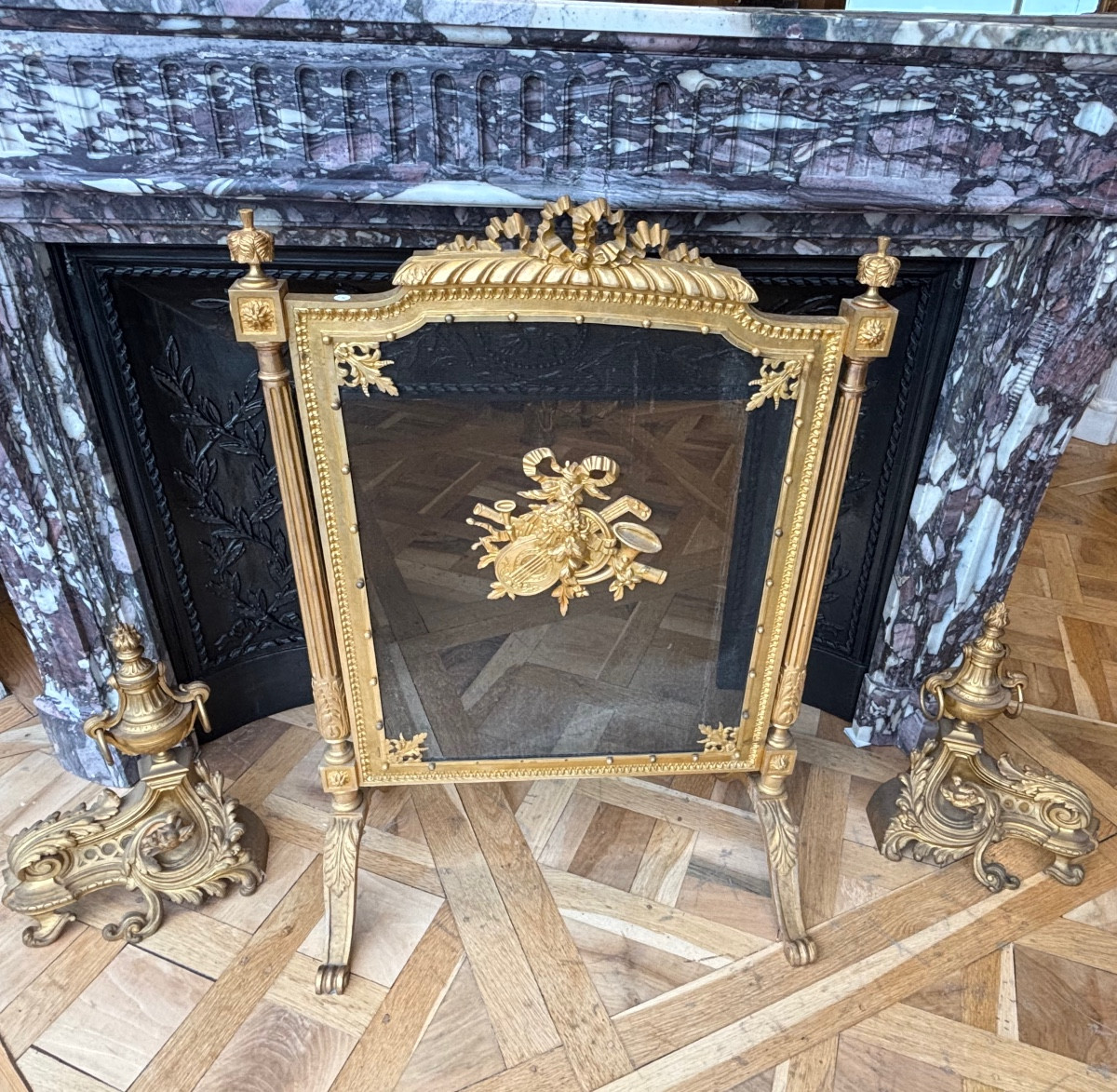 Pare feu ancien de cheminée en bronze doré style Louis XVI réalisée à la fin du XIXème siècle  