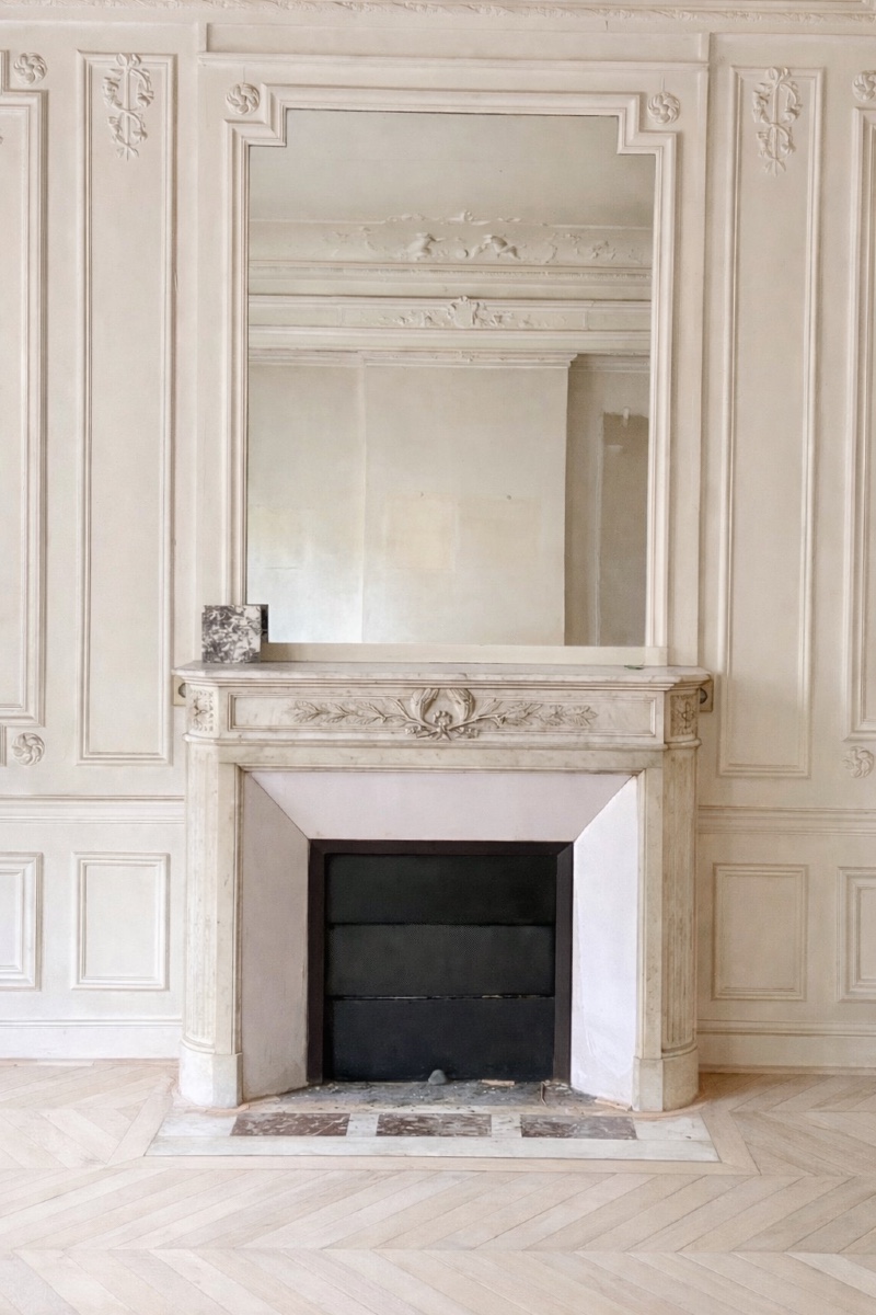 Cheminée ancienne de style Louis XVI dire à quarts de ronds en marbre carrare fin XIXeme siècle