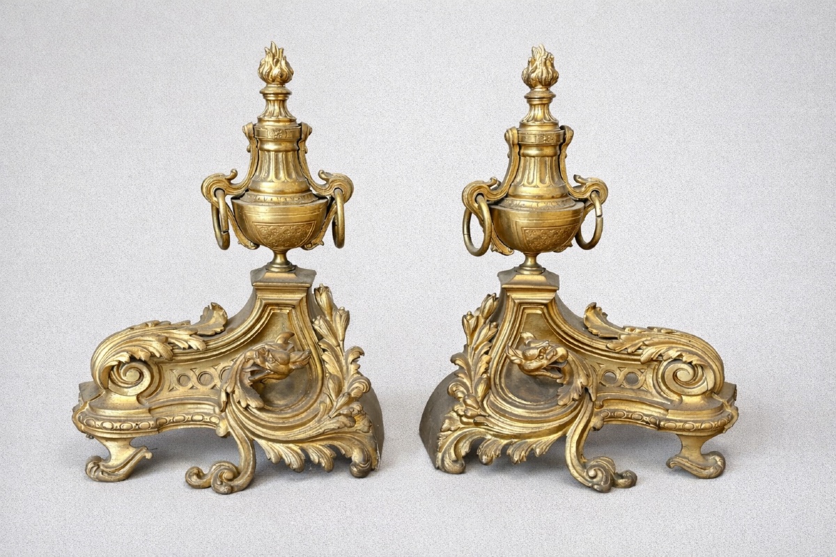 Paire de chenets en bronze doré de style Louis XVI datant de la fin du XIXeme siècle 