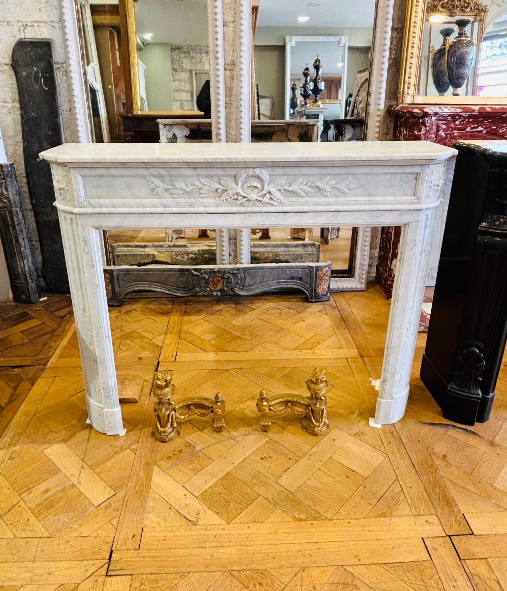 Cheminée ancienne de style Louis XVI à rameau en marbre de Carrare  datant de la fin du XIXeme 