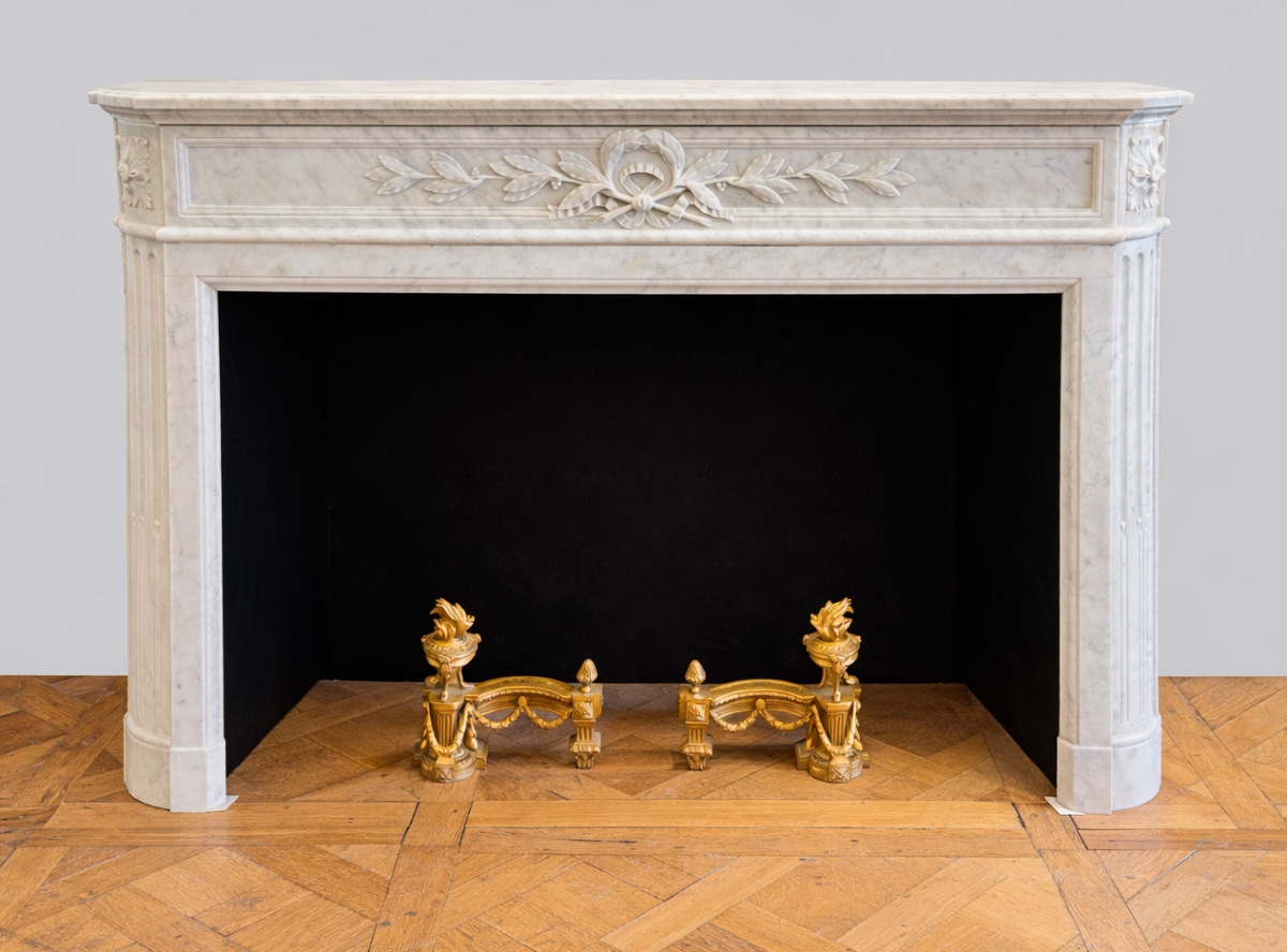 Cheminée ancienne de style Louis XVI à rameau en marbre de Carrare  datant de la fin du XIXeme 
