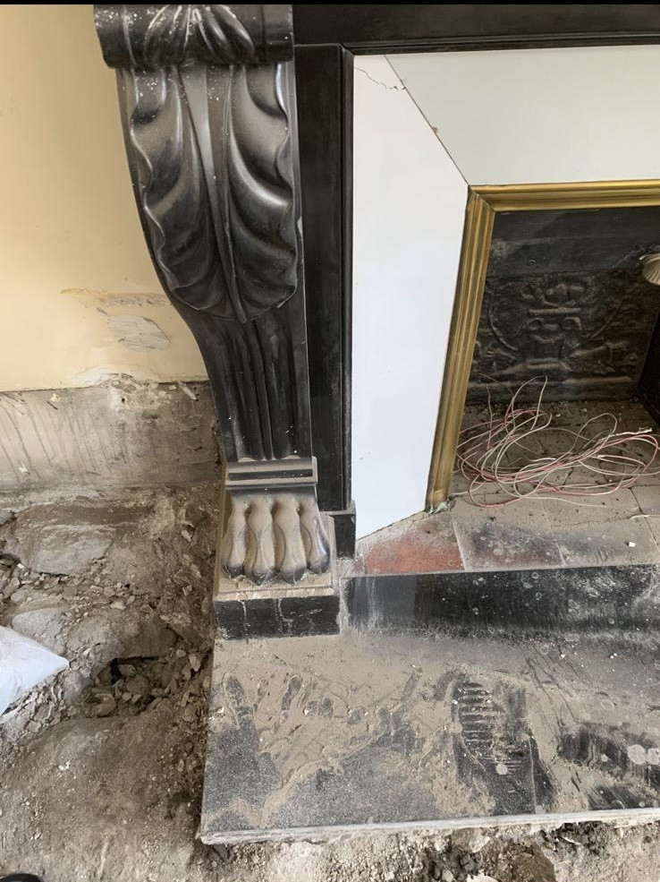 Cheminée ancienne en marbre noir fin de Belgique style Empire datant de la fin du XIXeme siècle-photo-1