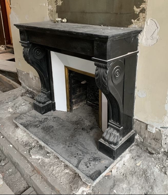 Cheminée ancienne en marbre noir fin de Belgique style Empire datant de la fin du XIXeme siècle-photo-2