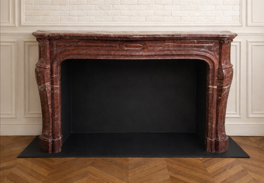 Cheminée ancienne de style Louis XV réalisée en marbre Griotte Framboiser fin XIXeme 