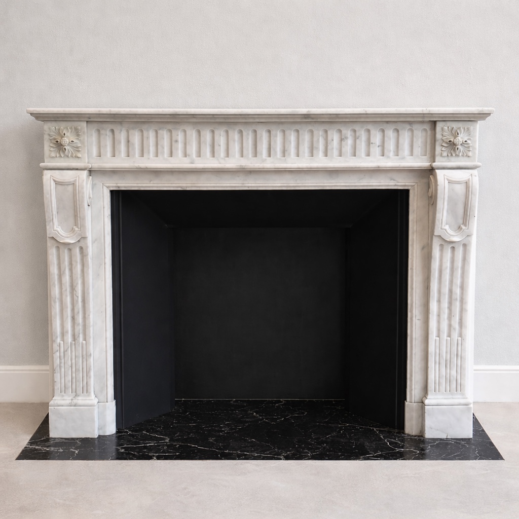 Cheminée en marbre de carrare de style Louis XVI datant de la fin du XIXeme siècle 