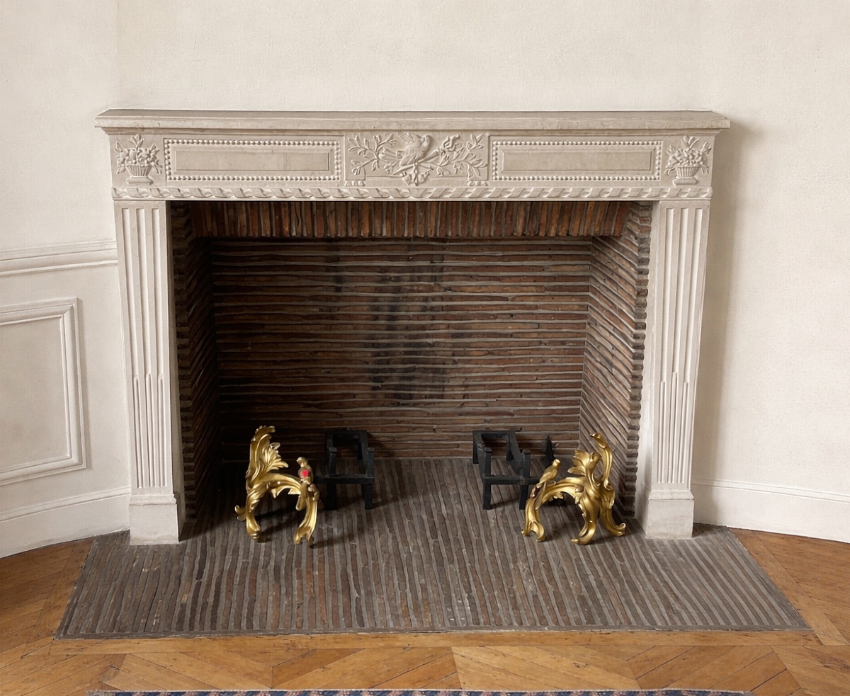 Cheminée ancienne style. Louis XVI  réalisée en pierre XIXeme siècle 