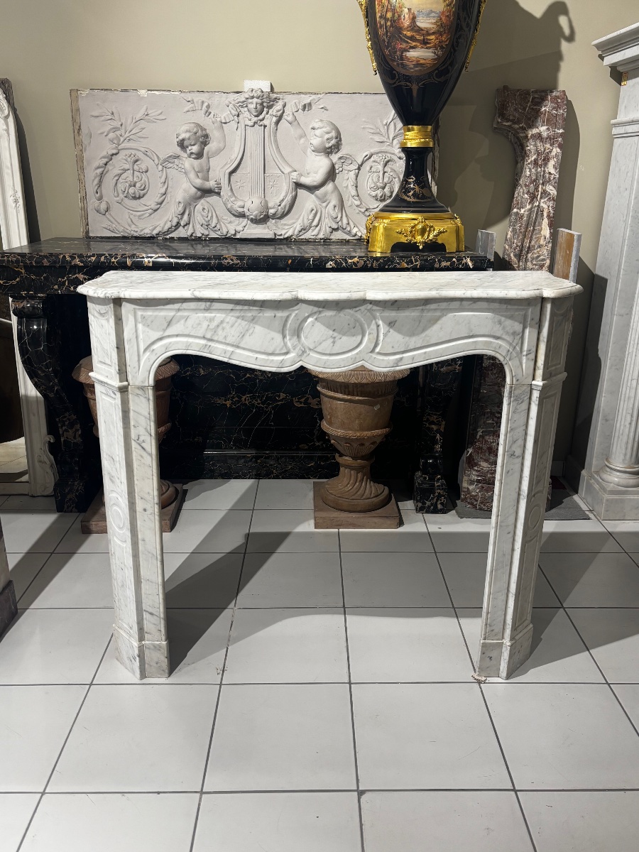 Cheminée ancienne de style pompadour en marbre blanc Carrare  datant de la fin du XIXeme siècle-photo-2