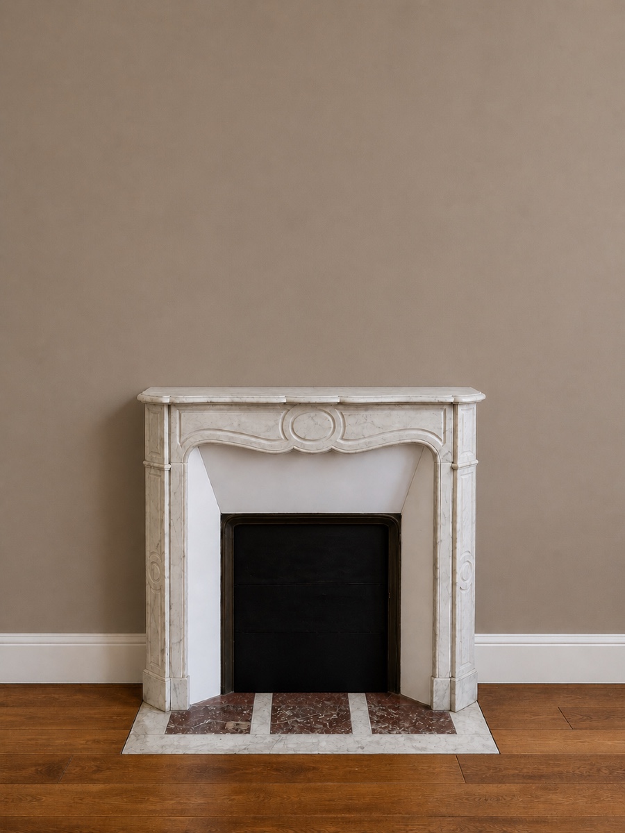 Cheminée ancienne de style pompadour en marbre blanc Carrare  datant de la fin du XIXeme siècle