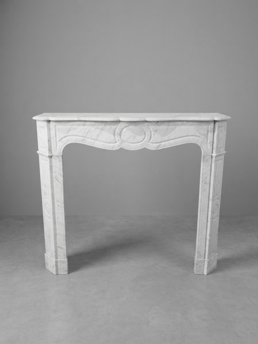 Cheminée ancienne de style pompadour en marbre blanc Carrare  datant de la fin du XIXeme siècle
