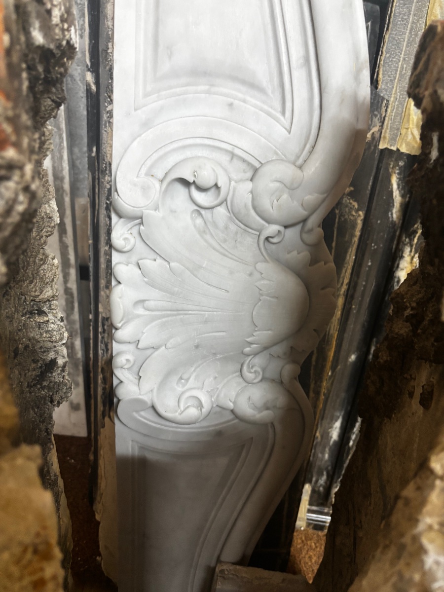 Cheminée en marbre Blanc de carrare sculptée de style Louis XV datant de la fin XIXeme siècle -photo-2