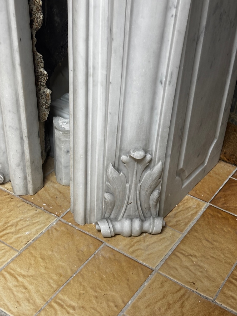 Cheminée en marbre Blanc de carrare sculptée de style Louis XV datant de la fin XIXeme siècle -photo-1
