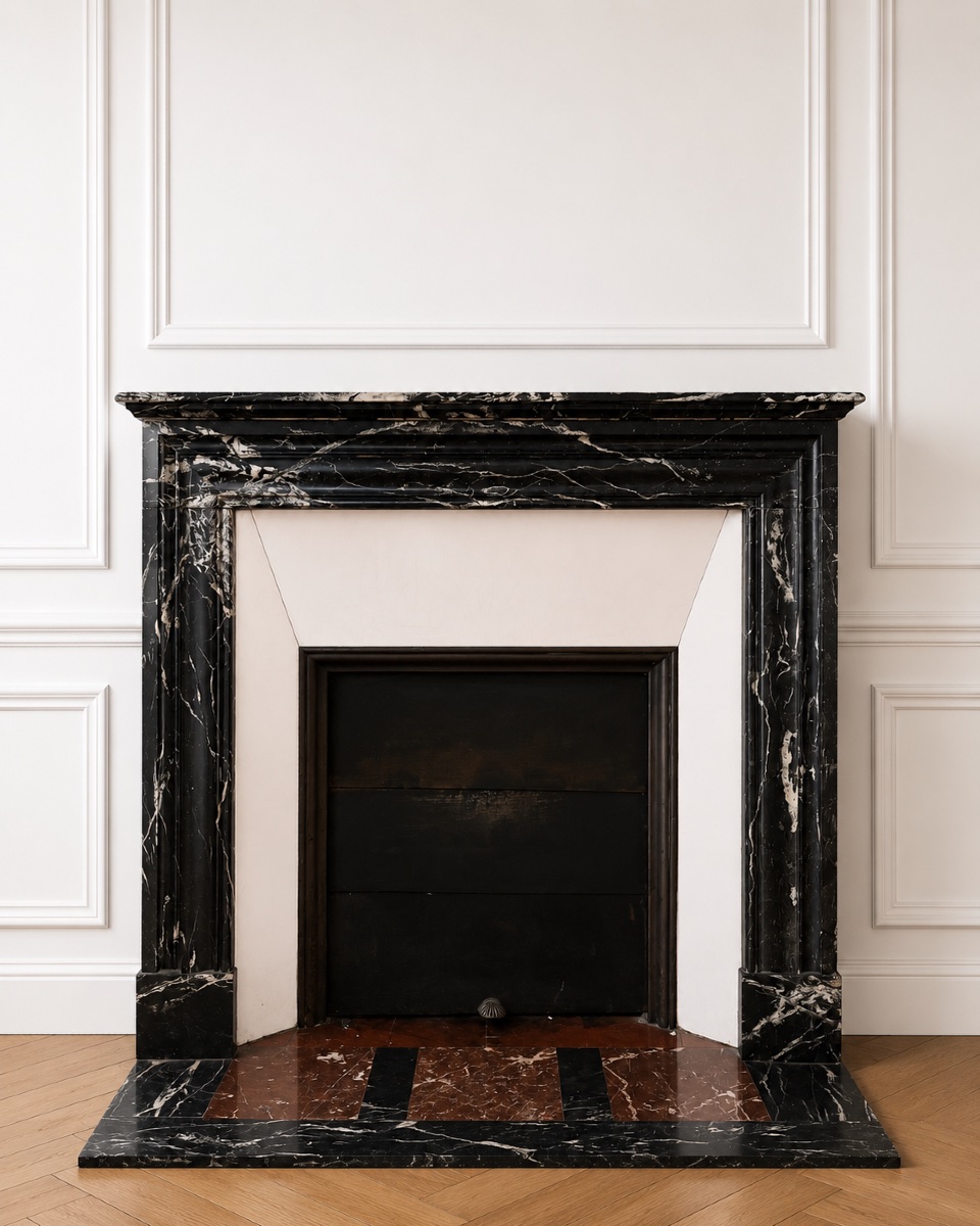 Cheminée ancienne de style Louis XIII réalisée en marbre Noir Marquina fin XIXeme siècle 