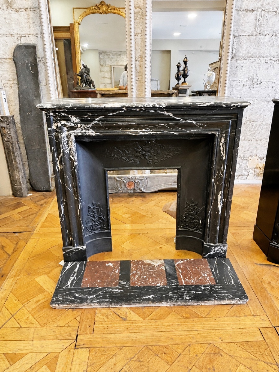 Cheminée ancienne de style Louis XIII réalisée en marbre Noir Marquina fin XIXeme siècle 