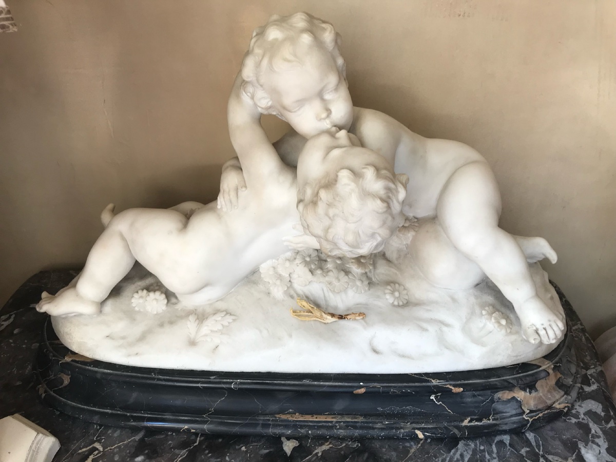  White Statue Marble Sculpture Depicting Two Young Cupids Embraced, 19th Century -photo-3