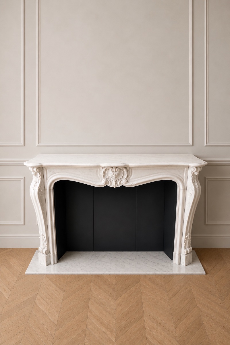 Cheminée ancienne en marbre de carrare blanc de style Louis XV datant de la fin XIXeme siècle 