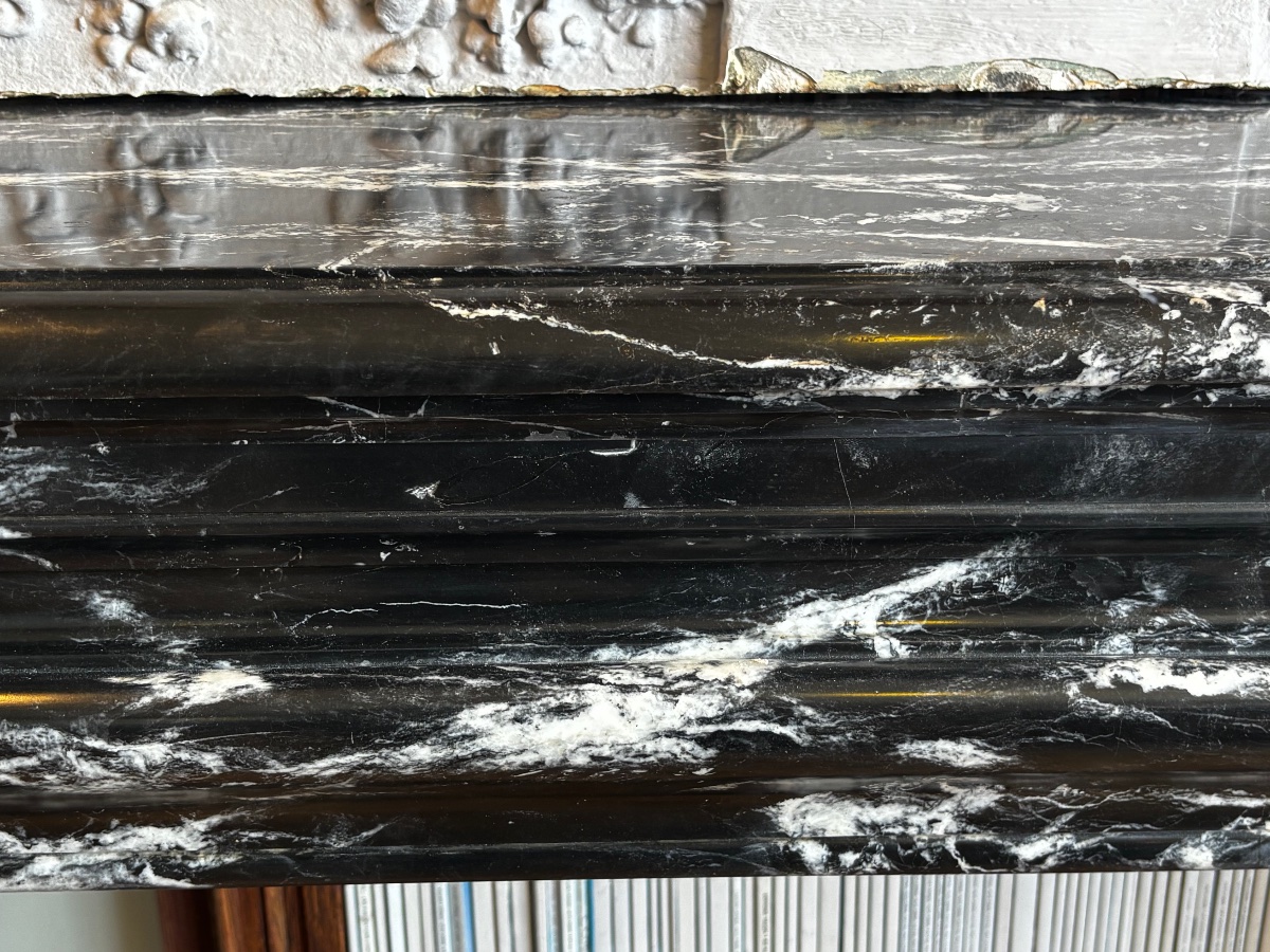 Cheminée ancienne de style Louis XIII Boudin réalisée en marbre Noir Marquina fin XIXeme siècle-photo-3