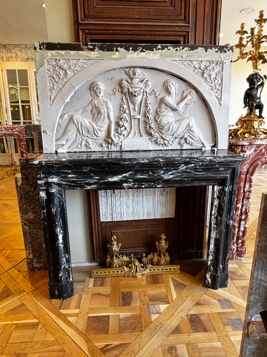 Cheminée ancienne de style Louis XIII Boudin réalisée en marbre Noir Marquina fin XIXeme siècle