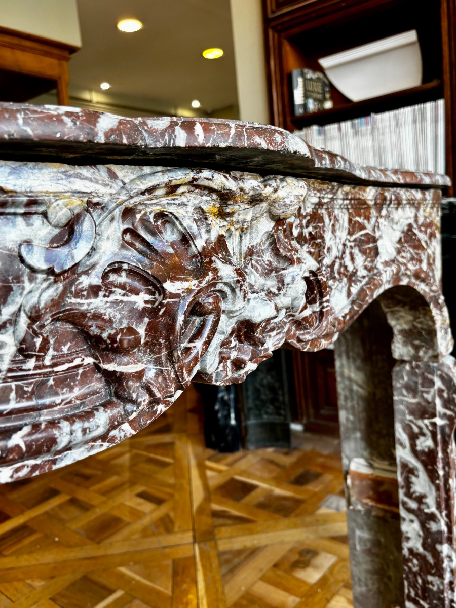 Cheminée ancienne d’époque Louis XV réalisée en marbre rouge-photo-1
