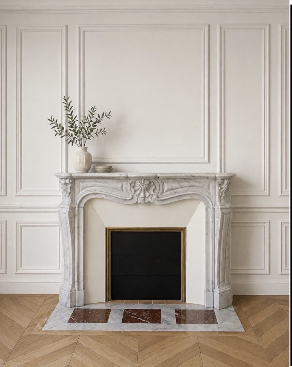 Cheminée ancienne en marbre de carrare blanc de style Louis XV  de la fin du XIXeme siècle 