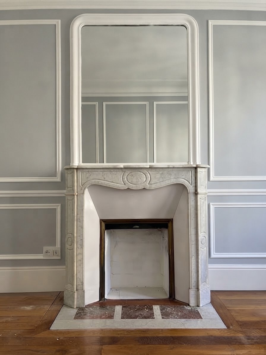 Cheminée ancienne de style Pompadour Plate réalisée en marbre Blanc de Carrare fin XIXeme 