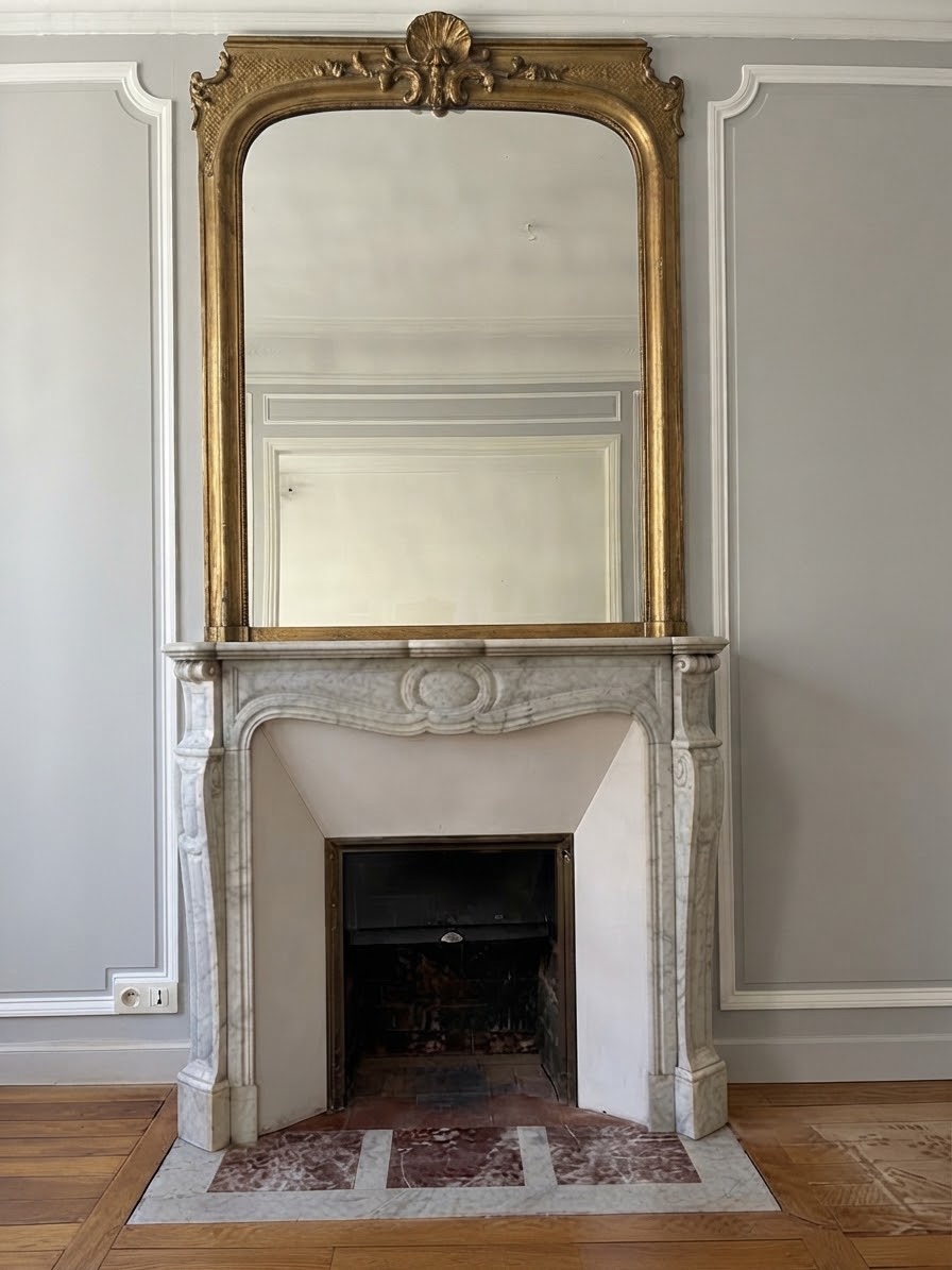 Cheminée ancienne dite Pompadour à pieds Louis XV réalisée en marbre de Carrare fin XIXeme 