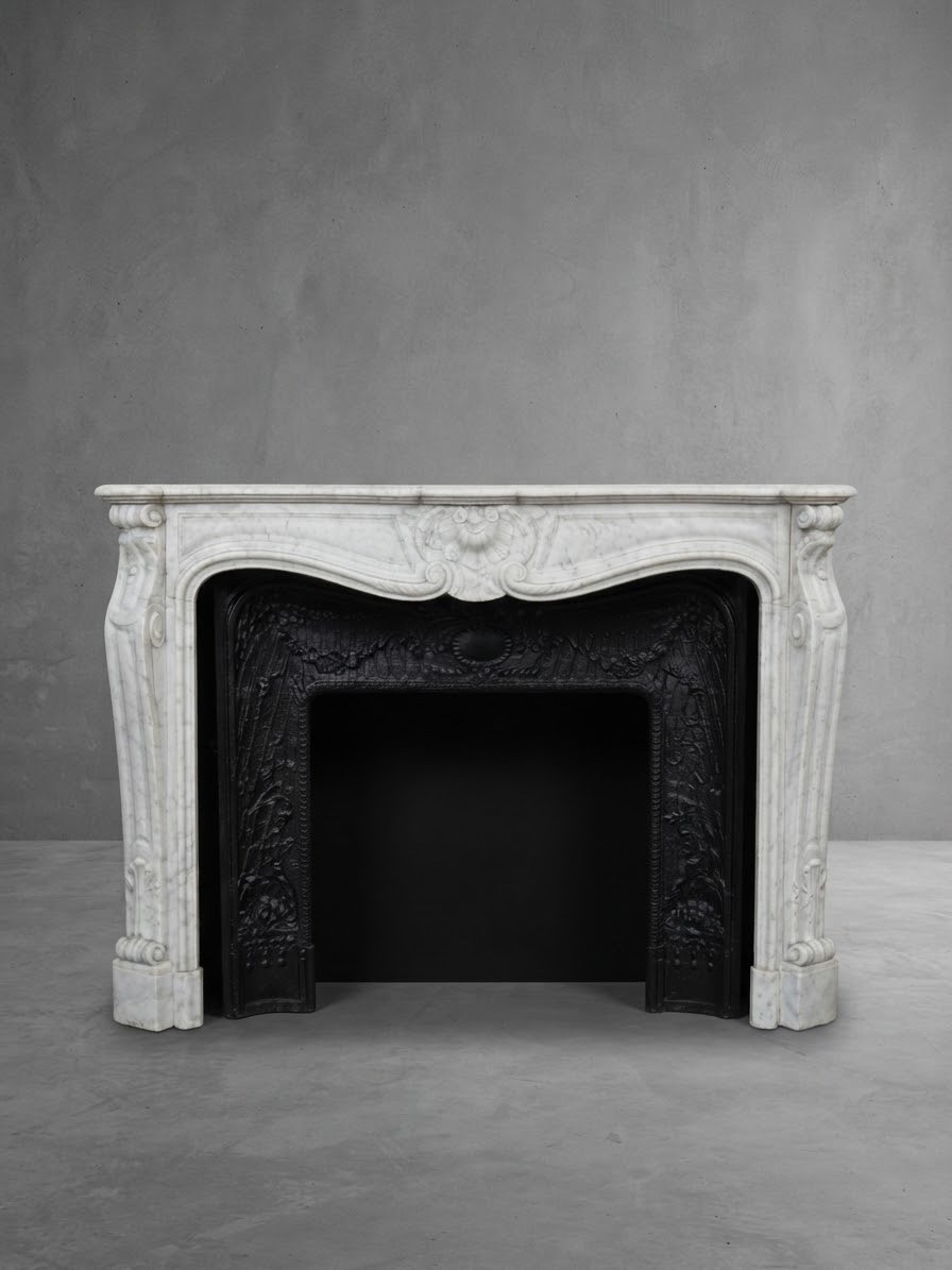 Cheminée ancienne de style Louis XV réalisée en marbre de Carrare datant de la fin XIXeme 