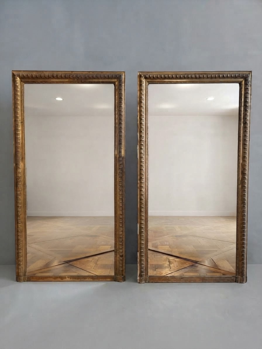 Paire de miroirs de cheminées de style Louis XVI dorés datant de la fin du XIXeme siècle 