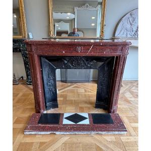 Cheminée Ancienne De Style Louis XVI Réalisée En Marbre Rouge Griotte Datant Du XIXeme Siècle 
