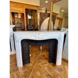 Antique Louis XV Style Fireplace With Voluptuousness In White Carrara Marble, Late 19th Century