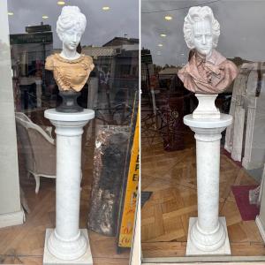 Paire de colonnes réalisée en marbre blanc datant du milieu  du XXeme siècle 