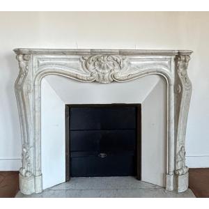 cheminée ancienne de style Louis XV réalisée en marbre blanc de carrare fin du XIXeme siècle 