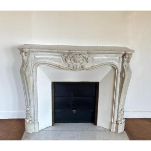 Cheminée de style Louis XV a coquilles réalisée en marbre de carrare fin du XIXeme siècle 