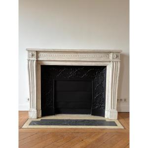 Cheminée ancienne de style Louis XVI réalisée en marbre Blanc datant de la fin du XIXeme siecle