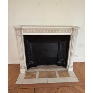 Cheminée ancienne de style Louis XVI réalisée en marbre blanc statuaire datant du XIXeme siècle
