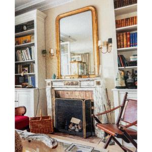 Cheminée ancienne de style Louis XVI à décor de bronzes réalisée en marbre Arabescato XIXeme