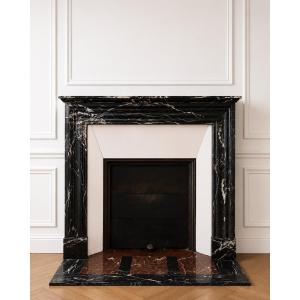 Cheminée ancienne de style Louis XIII réalisée en marbre Noir Marquina fin XIXeme siècle