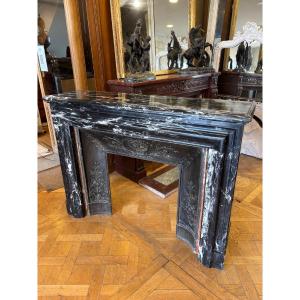 Cheminée ancienne de style Louis XIII Boudin réalisée en marbre Noir Marquina fin XIXeme siècle