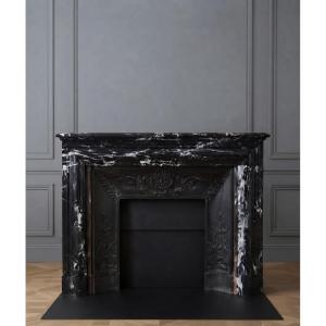 Cheminée ancienne de style Louis XIII Boudin réalisée en marbre Noir Marquina fin XIXeme siècle