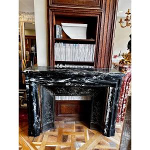 Cheminée ancienne de style Louis XIII Boudin réalisée en marbre Noir Marquina fin XIXeme siècle